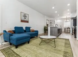 CozySuites Glendale by the stadium with pool 20