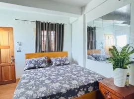 Penthouse Unit with OceanView, Wifi, Free Parking at Sonia's Island Stay