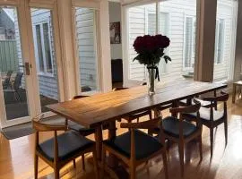Spacious self contained house walking distance-CBD