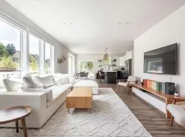 Comfy Family Home, Walkable Neighborhood + Patio!