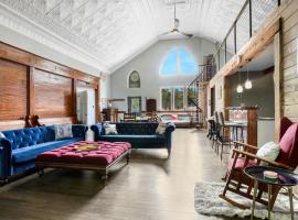 Holy Smokes, what a stay! Spacious church convert, hotel v destinaci Sturgeon Bay