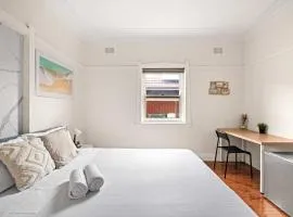 Comfortable & Affordable Stay in Padstow - Queen Room Retreat - Shared Bathroom