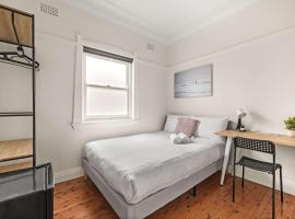 Inviting Double Room - A Peaceful Budget Stay in Padstow - Shared Bathroom, hotel in Padstow