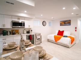 Cozy 1BR 1BA Retreat - Private Basement in DC!, casa rústica em Washington