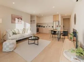 Central 1BR Apartment with Kitchen & Patio