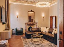 Palazzo Tamanti - 4BR 6 Bath Estate Home in Montalcino Center, hotel in Montalcino