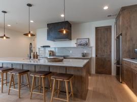 Newly Built - Teewinot at The Basin Luxury Suites, hotel in Driggs