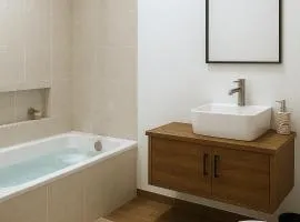 Casa Cómoda con Jacuzzi, Cochera, Terraza y Jardín