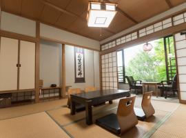 Miyajima Guest House Mikuniya, hotel en Miyajima