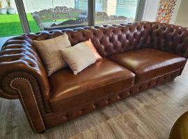 Lotus Grand Home in Mango Hill Sleeps 8, hotel in North Lakes