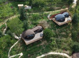 Himalayan Trove, &xi;&epsilon;&nu;&omicron;&delta;&omicron;&chi;&epsilon;ί&omicron; &mu;&epsilon; &upsilon;&delta;&rho;&omicron;&mu;&alpha;&sigma;ά&zeta; &sigma;&epsilon; Almora