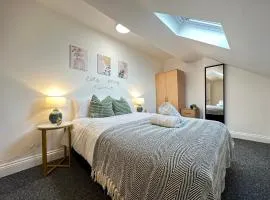 Modern Bath Street Apartment, Ideal for Business or Getaways