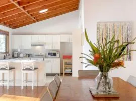 The Treehouse -Pet Friendly, Heated Spa