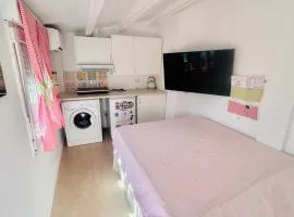 Habitación con baño y cocina