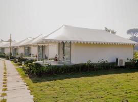The Fern Seaside Luxurious Tent Resort Daman, hotel poblíž Letiště Daman - NMB, 