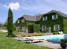 Domaine du Château la Rhue grand espace piscine