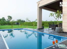 StayVista at Olive Farms with Lawn, Pool, Bonfire & Hill Views, готель у місті Mandkaula