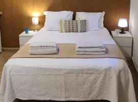 Habitación con baño y cocina en Marín