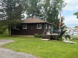 River Front Year Round Cottage，Ivy Lea的小屋