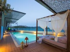 SALTY BREEZE Beachfront Villa