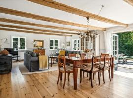Classic Home In Peaceful Oasis, hotel in Ljungbyhed