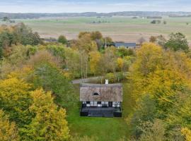 Forest House Near Ahl Beach, hotel i Ebeltoft