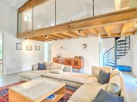 Renovated Chalet In The Heart Of Nature In Vendée, Hotel in La Gaubretière