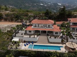 Great Villa with beatiful view and 4 bedrooms more 1000 sqm AREA, hotel v destinaci Alanya