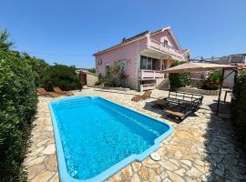 Guest house with pool Ante – hotel w mieście Vrsi