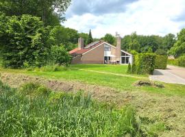 Vink I Ruim vakantiehuis met mooie tuin, hotel v destinaci Zwiggelte