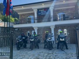 Flored Hotel, hotel with parking in Radomirë