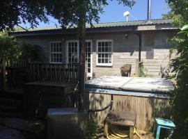 Off grid chalet . HOT TUB & SAUNA. Kid friendly., hotel v destinaci Langport