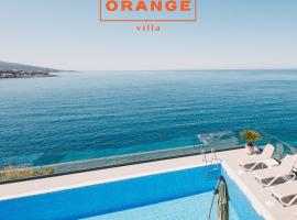 Orange Villa - 7 Bedrooms - 5 Star Location - Views - Pool, hotel din Dobra Voda