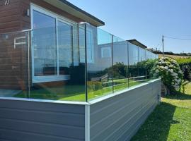 플리머스에 위치한 호텔 Bovisand Beach Area Chalet, 2-Bed Sea View with Gated Parking & BBQ
