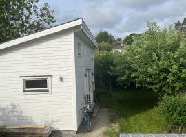 Liten stuga i &Auml;lvsj&ouml; 25 kvm med 2 sovloft l&aring;ngtidsuthyrs g&auml;rna fr&aring;n feb 2026 till annat pris, planinska kuća u Stockholmu