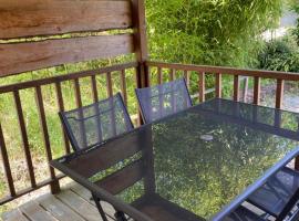 Cabanon Grenouille - Le Pal, glamping site in Saint-Martin-des-Lais