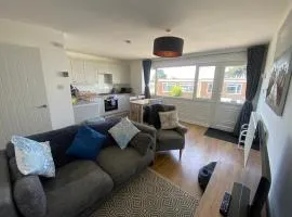 Beau - Brambles Chine, Colwell Bay - 5 star WiFi - Short walk to The Hut and beach - 1 night stays available - Ferry offers