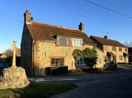 Pilgrims - Traditional flint cottage with open fire