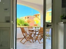 House Aenjoy - Appartamento con veranda a pochi minuti da Cala Liberotto