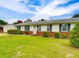 5 Mi to Dtwn Family-Friendly Fayetteville Home!