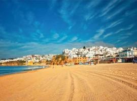 Casa dos Sinos Beach Apartment 1 with Roof Terrace, hotel v Albufeiri