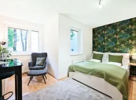 Bright City Apartment Free Parking & 2 Min to Subway