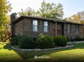 Sleeps 12, Wooded Lot, Near Ark, Great for Family
