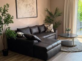 Traum-Ferienwohnung über 2 Etagen mit Sonnenterasse und Seenähe, hotel in Zülpich
