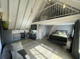 ACORN STUDIO Fully equipped Studio with kids loft