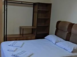 Apto 10 com suíte próx USP, ξενοδοχείο σε Pirassununga