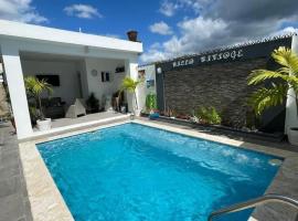 Vintage Villa confortable apartments Wifi private pool free parking, allotjament amb cuina a Boca Chica