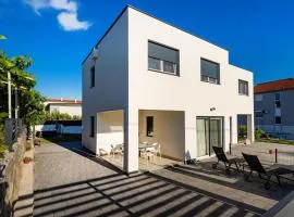 3 Bedroom Beautiful Home In Maslenica