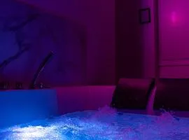 Lush Escape Suites - hottube and sauna