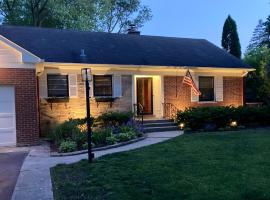 Bright & Spacious 3 bdrm Wilmette home, hotel v destinaci Wilmette